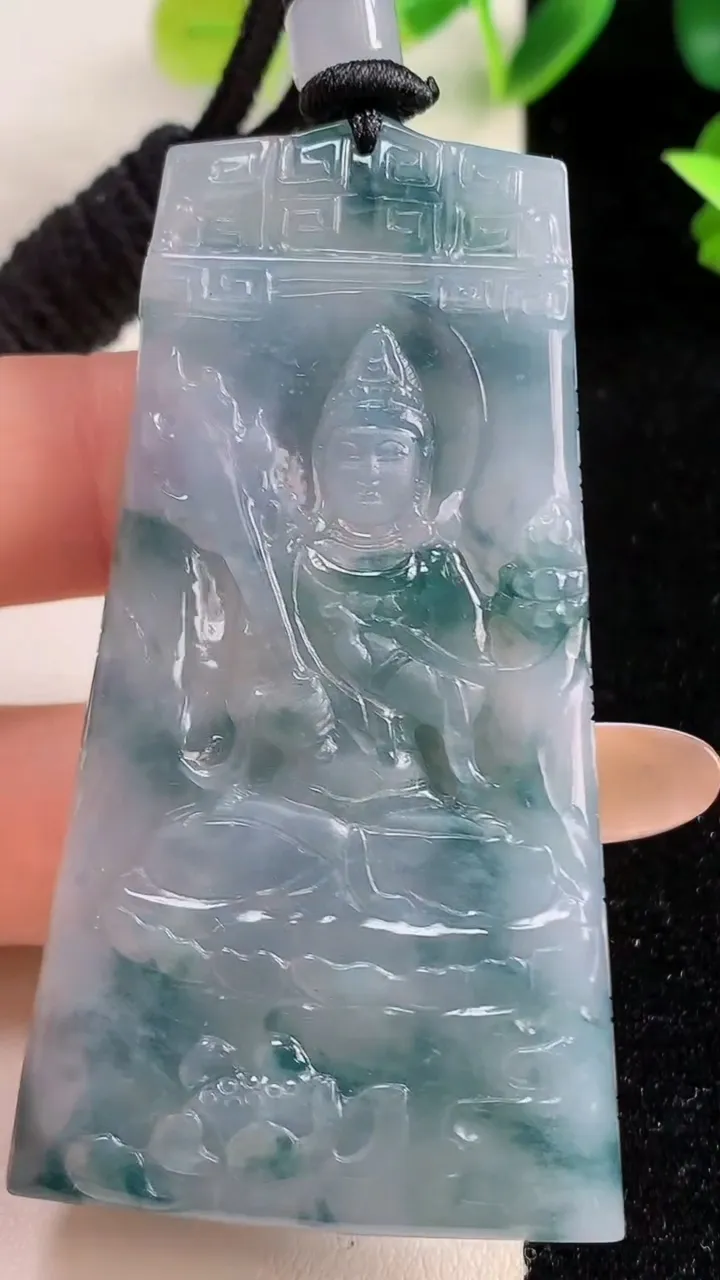 天然A货翡翠冰种紫罗兰 飘花虚空藏菩萨吊坠，尺寸64.5-34.2-7.4，重量:43.88g
11