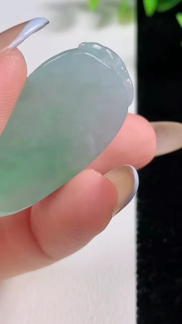 天然A货翡翠福瓜吊坠，尺寸39.5-20.6-6，重量:10.62g
11月9日