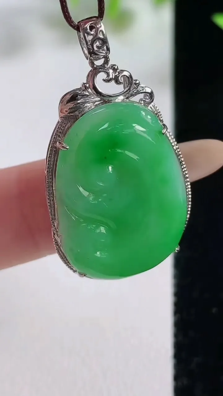 天然A货翡翠如意吊坠，尺寸34.2-19.2-6裸石24-14.5，重量:4.13g
11月9日