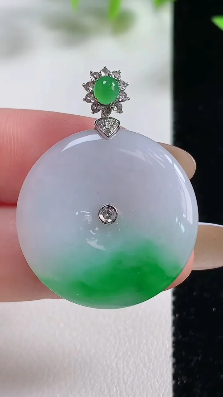 天然A货翡翠平安扣吊坠，尺寸26.7-4.3，重量:7.99g
11月9日