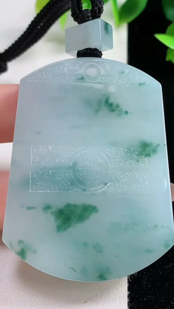 天然A货翡翠种飘花仿古无事牌吊坠，尺寸56.5-41.6-6.8，重量:46.42g
11月9日