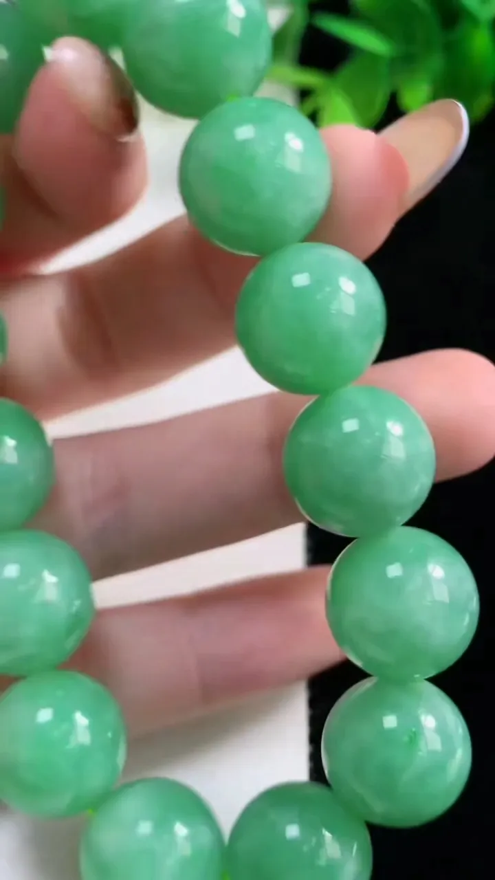 天然A货翡翠圆珠手串15颗，尺寸14，重量:72.35g11月9日
工厂直销收藏佳品,种好水足，色泽均匀，有种有色，上手高大气！
