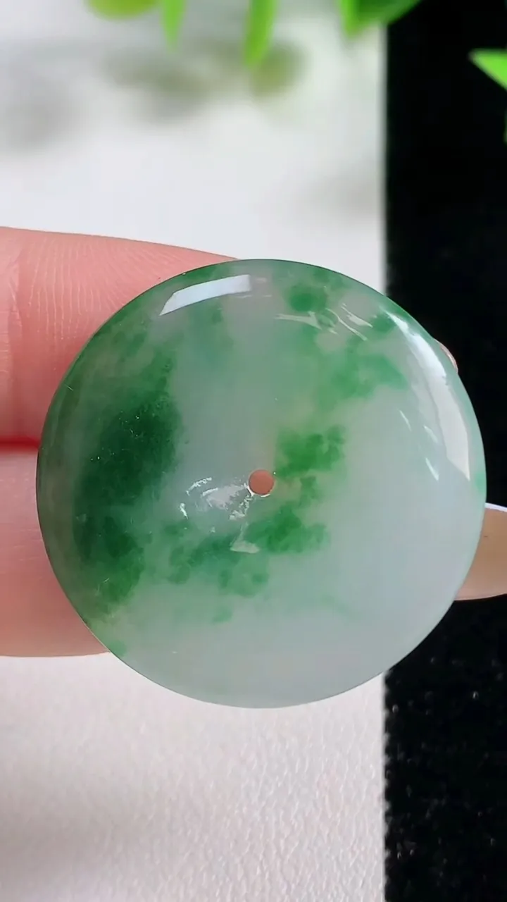 天然A货翡翠花平安扣吊坠，尺寸29.7-4.8，重量:9.01g
11月9日