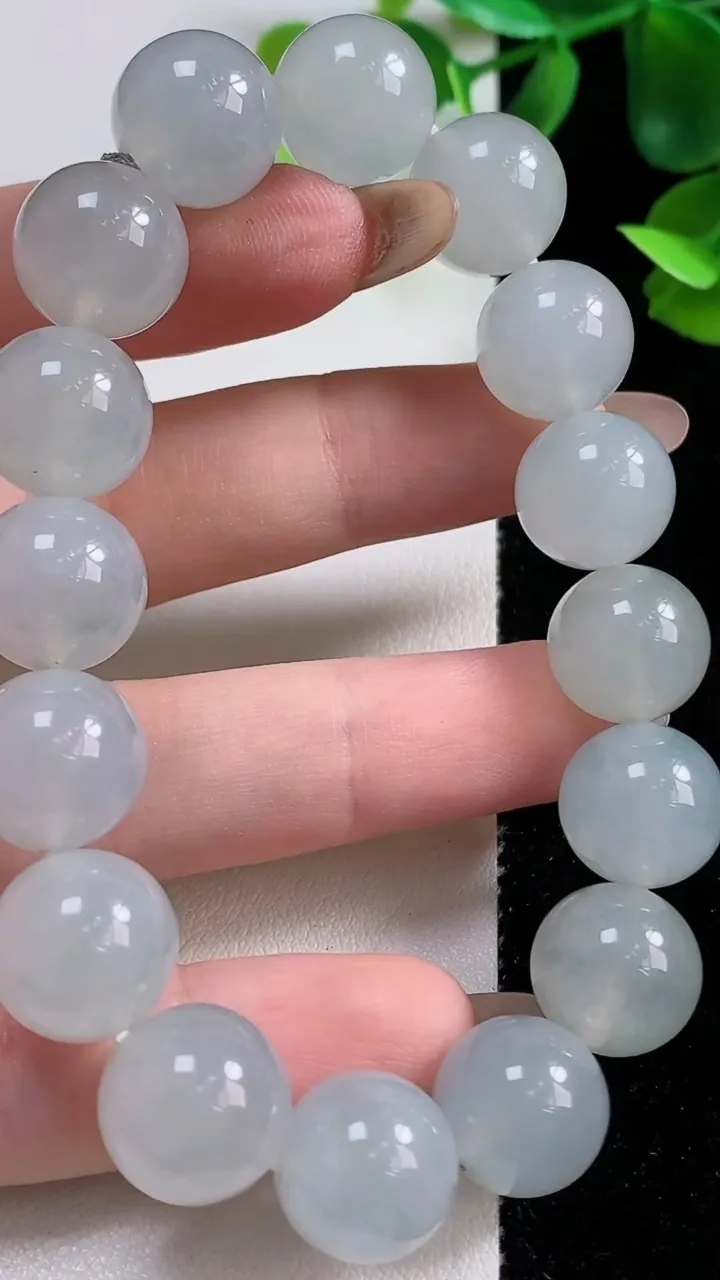 天然A货翡翠种白冰圆珠手串16颗，尺寸12.3，重量:53.77g11月9日
工厂直销收藏佳品,种好水足，色泽均匀，有种有色，上手高大气！