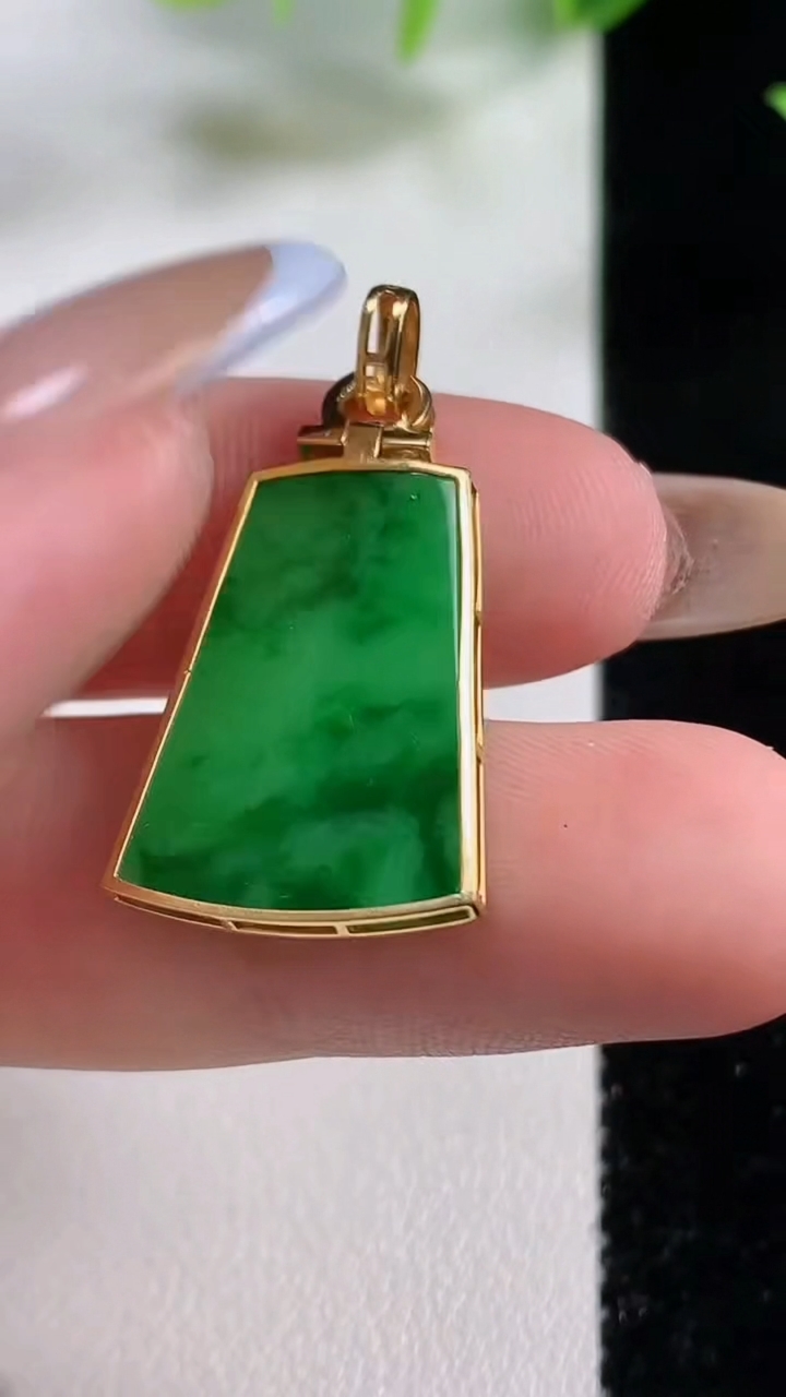 天然A货翡翠无事牌吊坠，尺寸21.8-16-2.1，重量:2.70g
11月9日