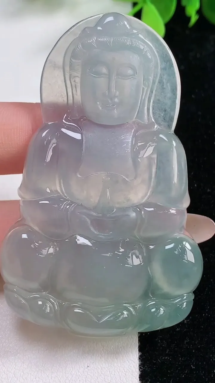 天然A货翡翠正装观音菩萨吊坠，尺寸69.2-43.7-6.4，重量:29.72g
11月9日