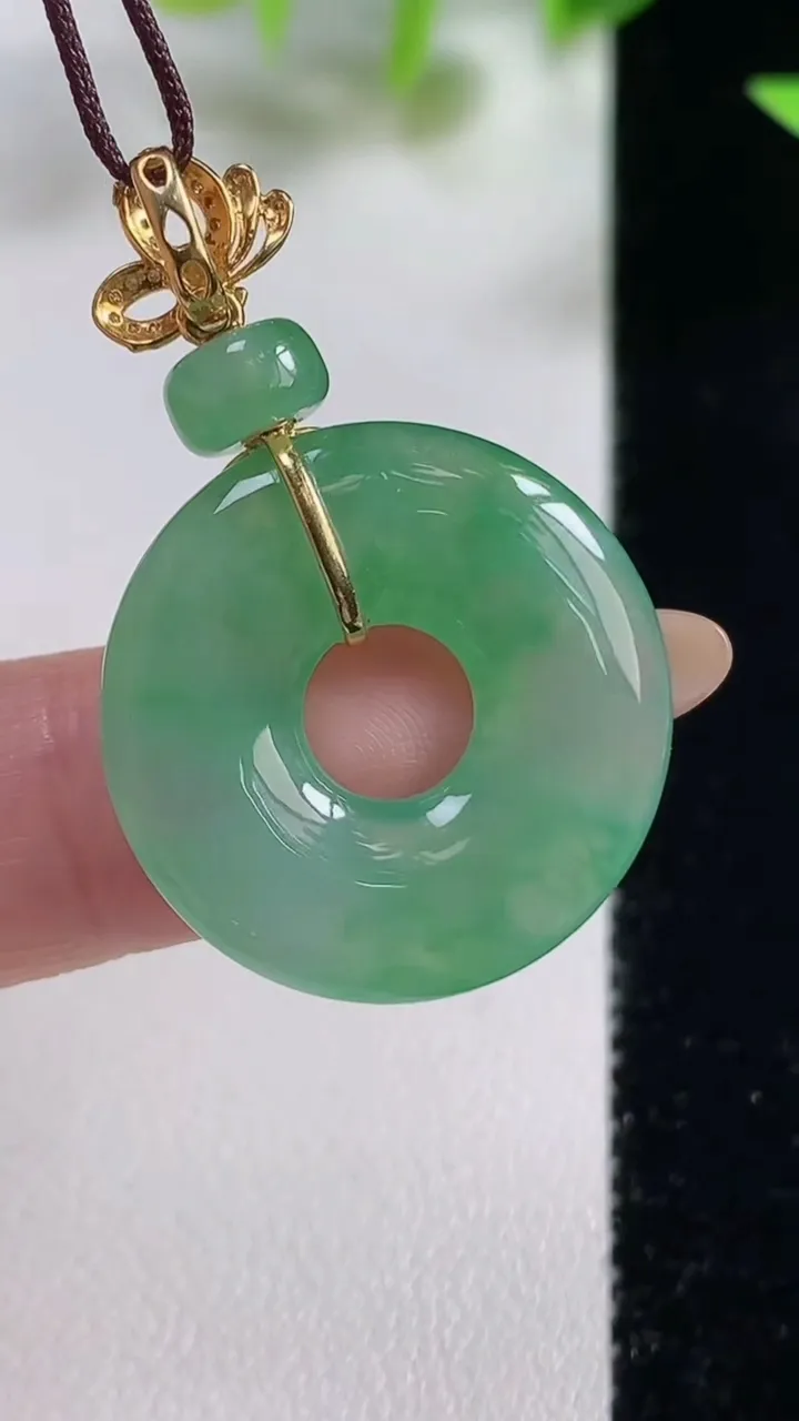 天然A货翡翠平安环吊坠，尺寸23.3-4，重量:5.38g
11月9日