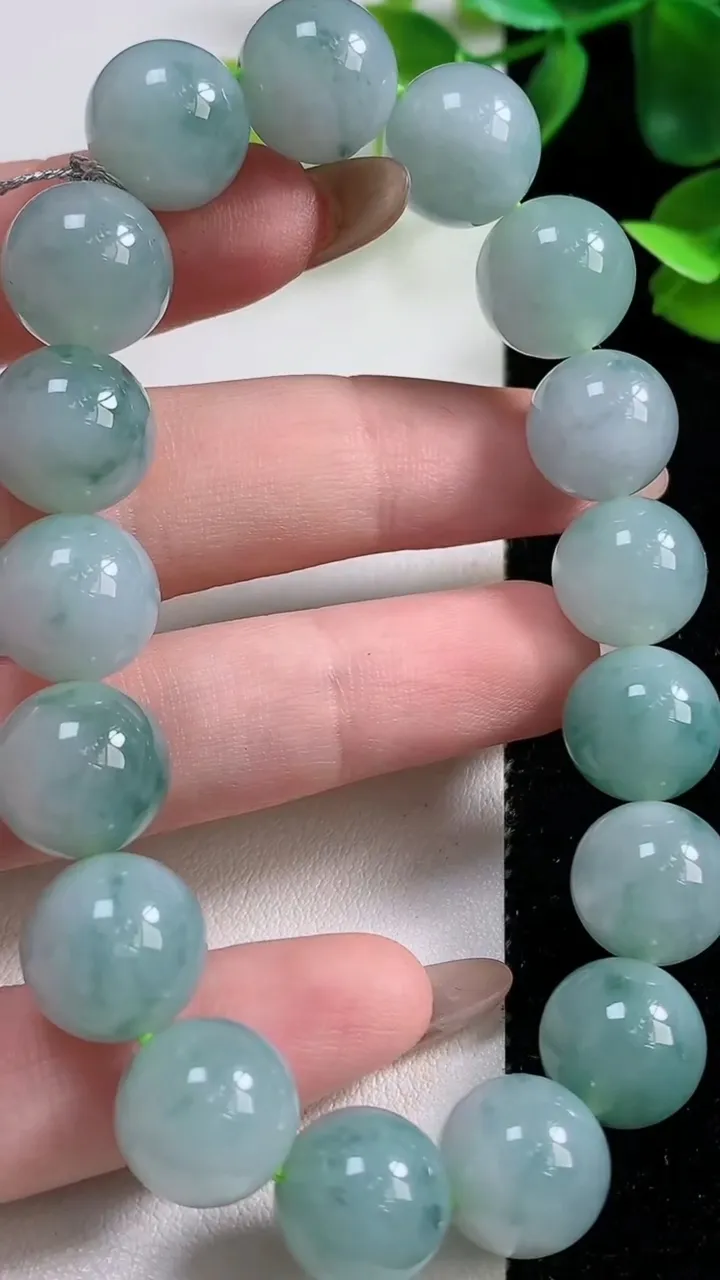 天然A货翡翠种飘花圆珠手串17颗，尺寸12.4，重量:53.73g11月9日
工厂直销收藏佳品,种好水足，色泽均匀，有种有色，上手高大气！