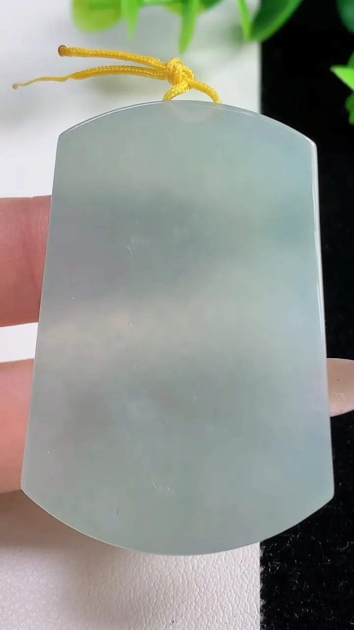 天然A货翡翠无事牌吊坠，尺寸51.4-34.4-6.1，重量:30.05g
11月9日