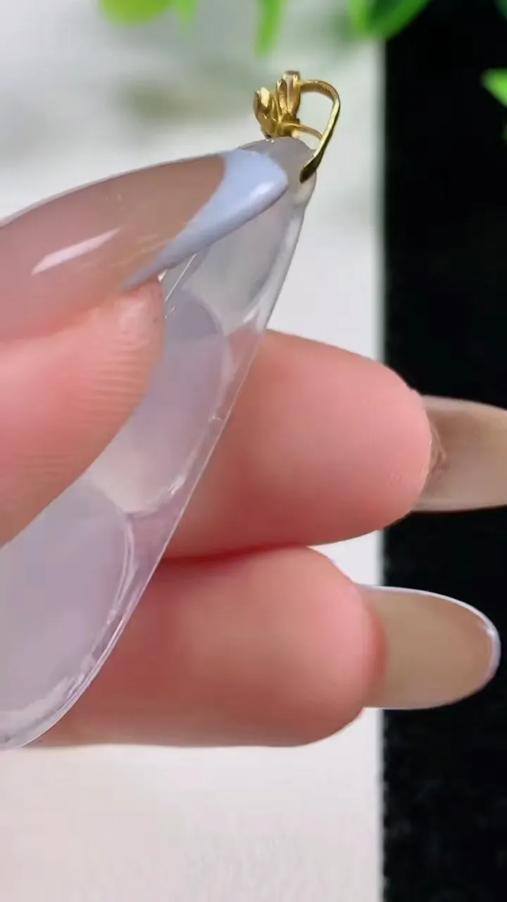 天然A货翡翠种飘花福豆吊坠，尺寸41.2-17.4-6，重量:7.02g
11月9日