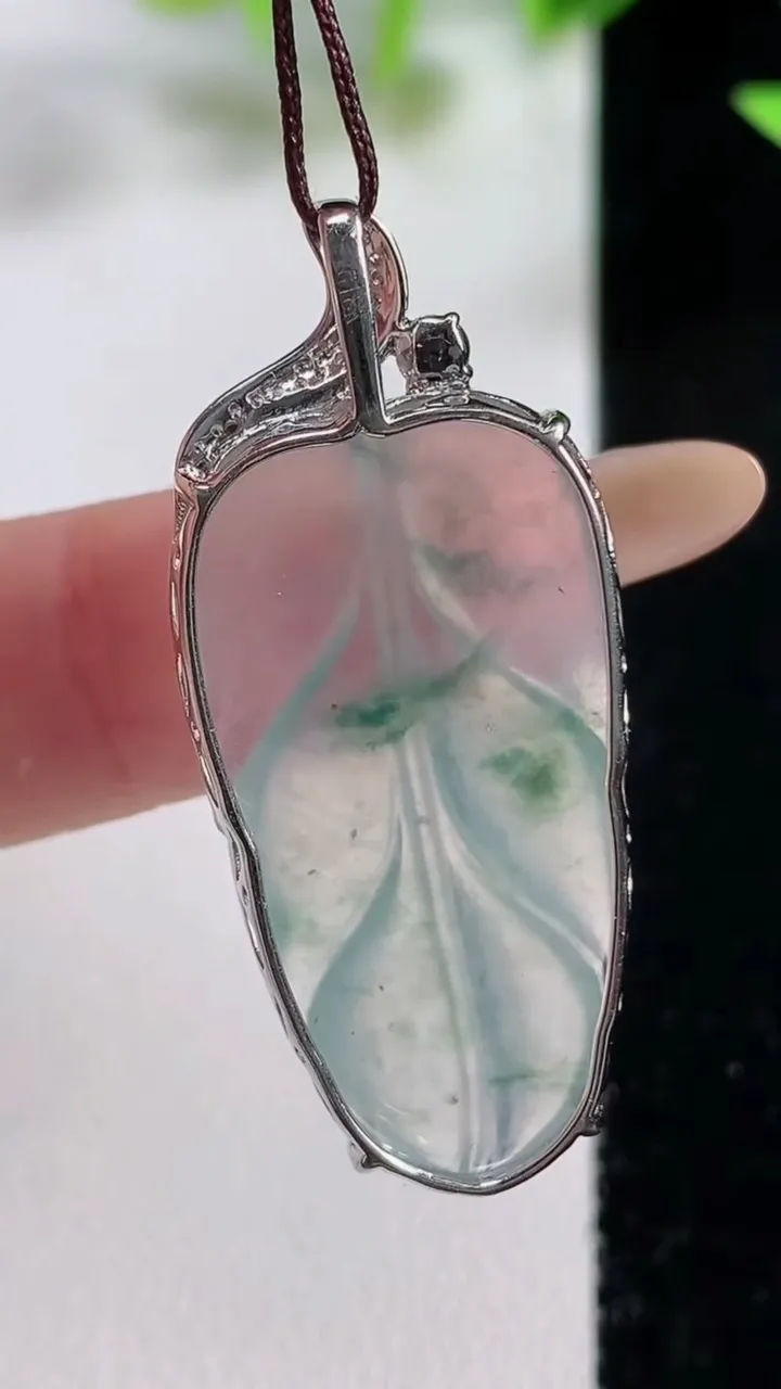 天然A货翡翠种飘花金枝玉叶 叶子吊坠，尺寸32-17.7-5.7，重量:4.83g
11月9日