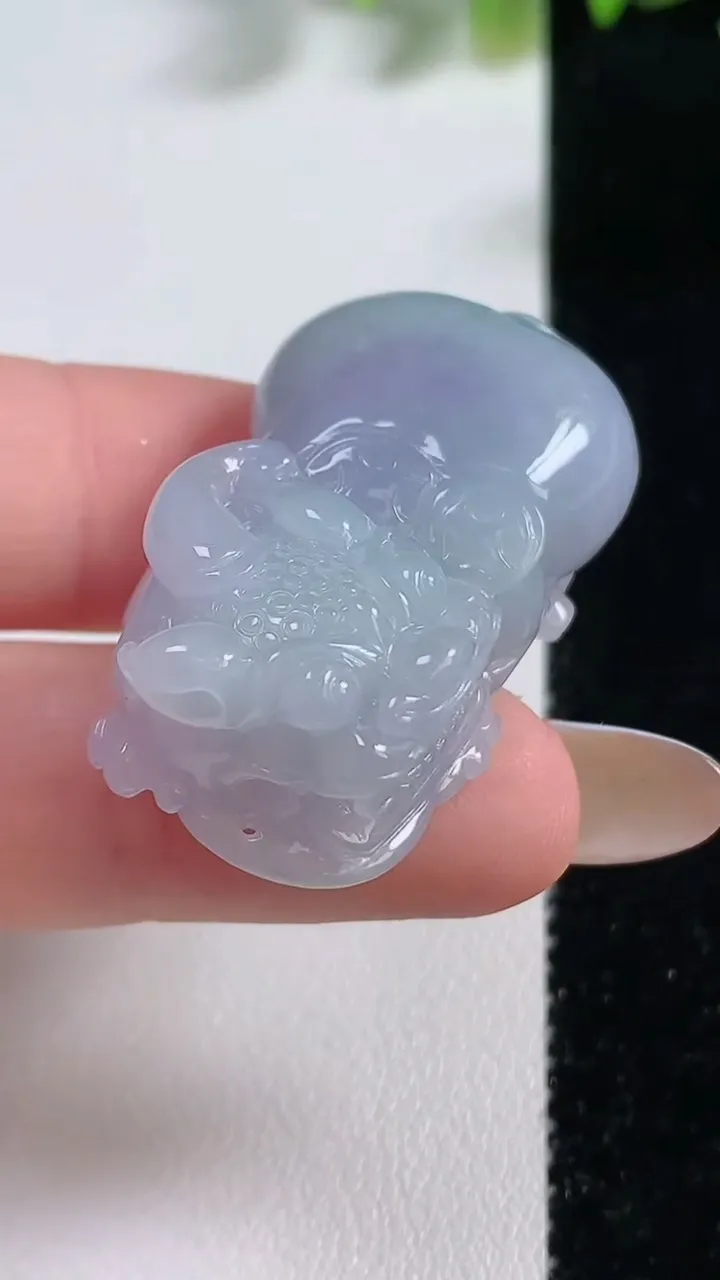 天然A货翡翠冰种紫罗兰霸王貔貅吊坠，尺寸36.5-20.3-12，重量:20.80g
11月9日