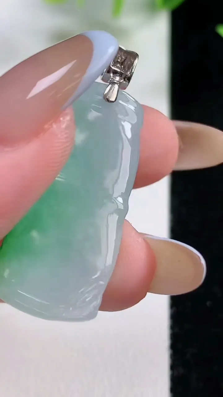 天然A货翡翠节节高升 竹节吊坠，尺寸33-14.3-6.1，重量:6.40g
11月9日