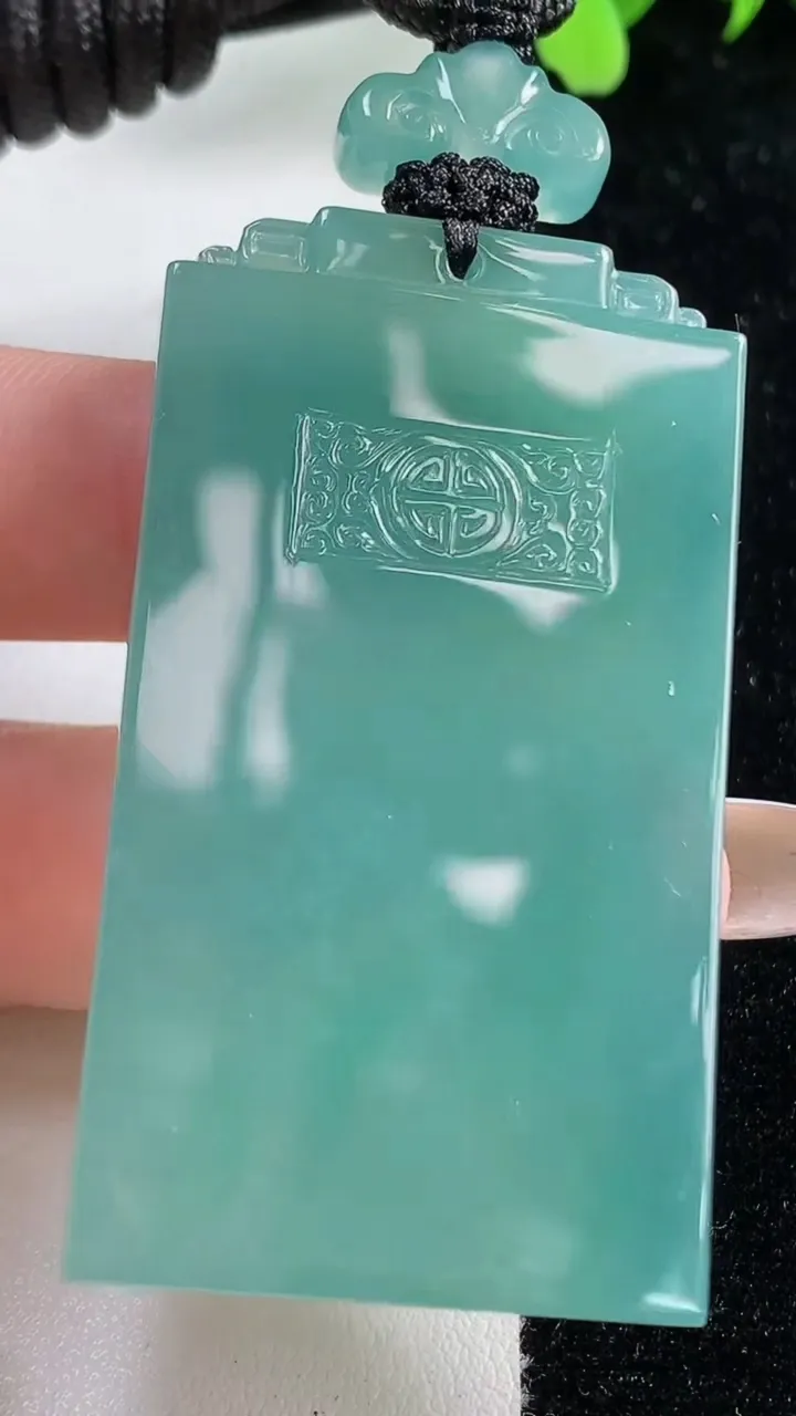 天然A货翡翠仿古无事牌吊坠，尺寸55-30.4-5.7，重量:38.72g
11月9日