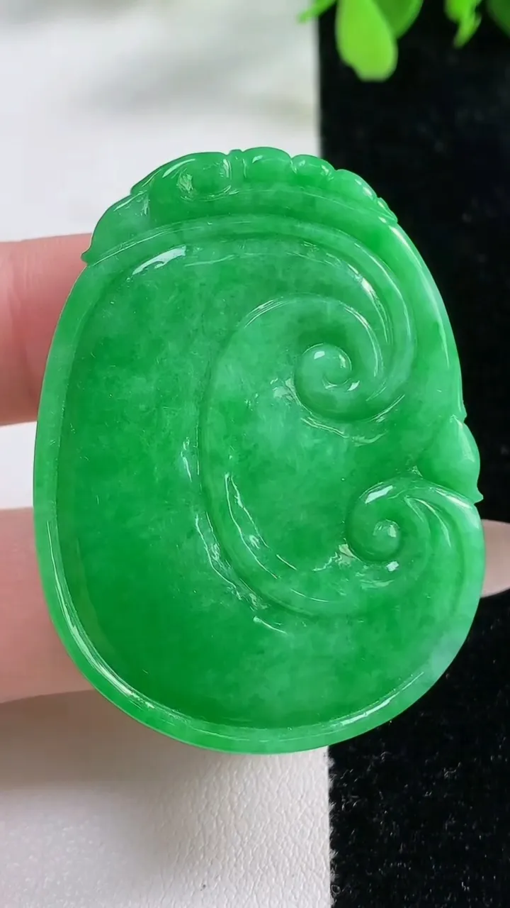 天然A货翡翠如意吊坠，尺寸47.7-35.7-6.4，重量:22.26g
11月9日