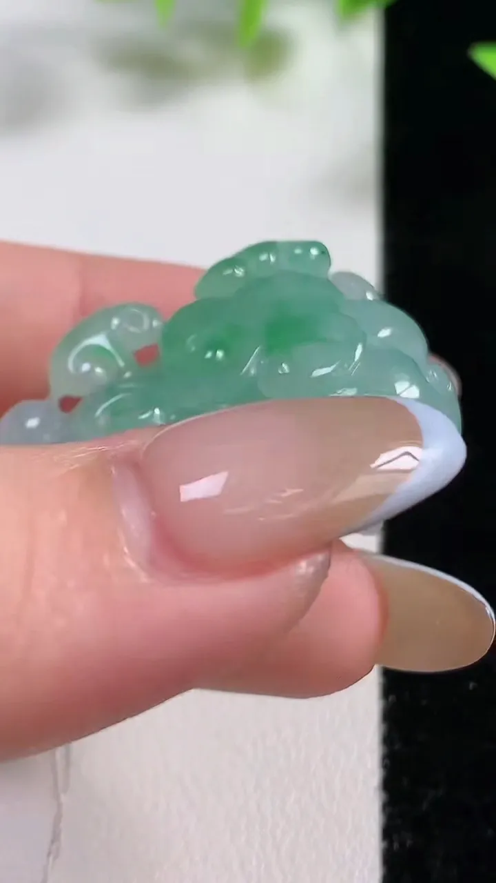天然A货翡翠貔貅吊坠，尺寸35-21.3-12.9，重量:22.36g
11月9日