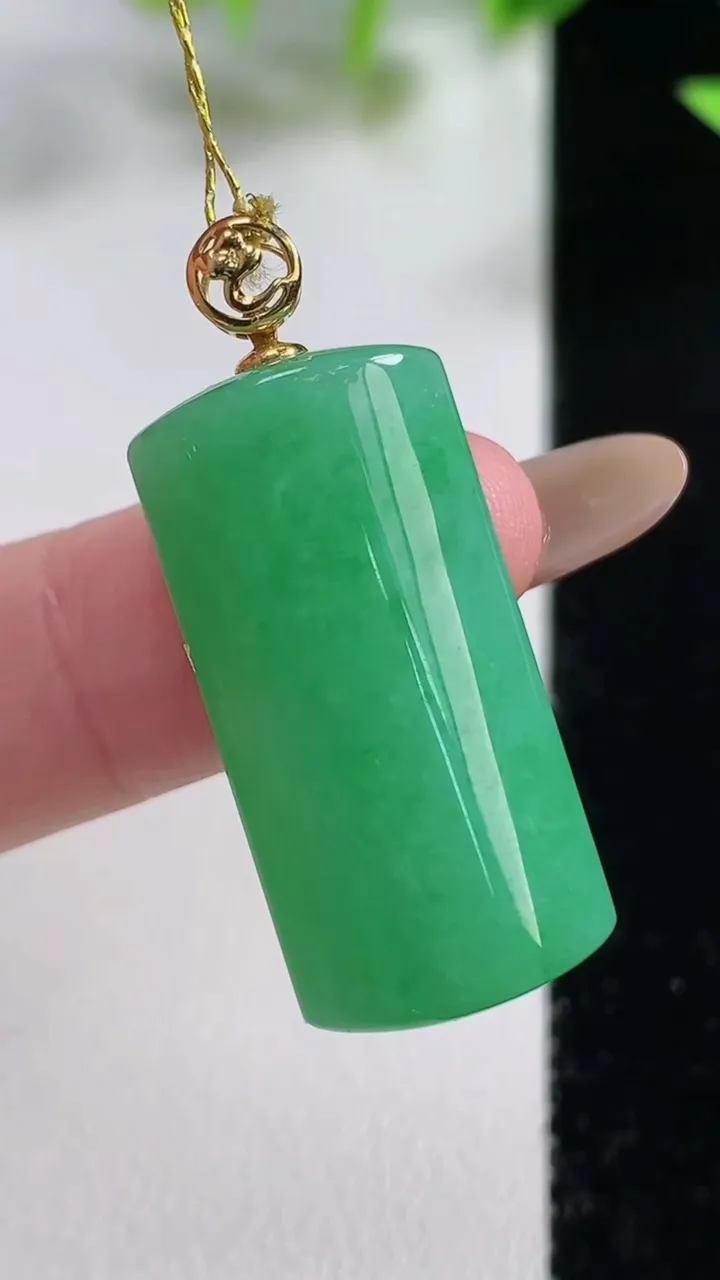 天然A货翡翠无事牌吊坠，尺寸28.8-13.8-8.7，重量:10.00g
11月9日