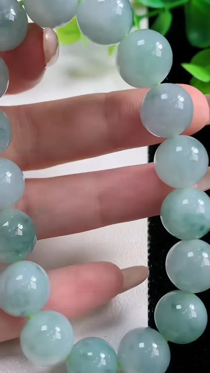 天然A货翡翠种飘花圆珠手串17颗，尺寸12.4，重量:53.73g11月9日
工厂直销收藏佳品,种好水足，色泽均匀，有种有色，上手高大气！