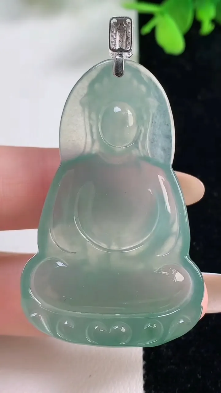 天然A货翡翠素衣观音菩萨吊坠，尺寸51-32.2-6.2，重量:17.45g
11月9日