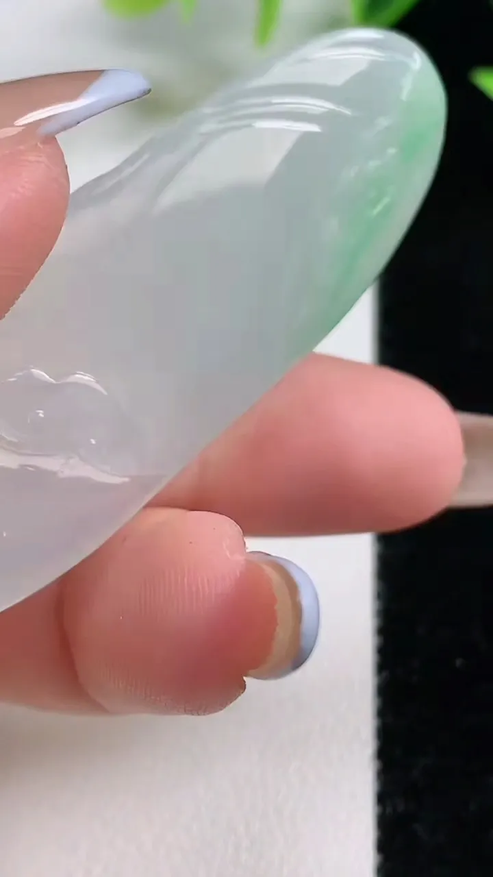 天然A货翡翠无相观音菩萨吊坠，尺寸61-20.4-6.8，重量:16.65g
11月9日