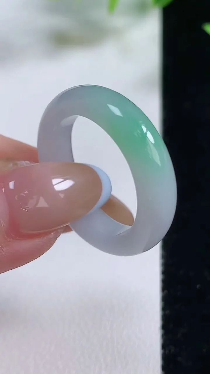 天然A货翡翠指环 戒指，尺寸19.8-5.9-3.8，重量:5.19g2025年11月9日
工厂直销