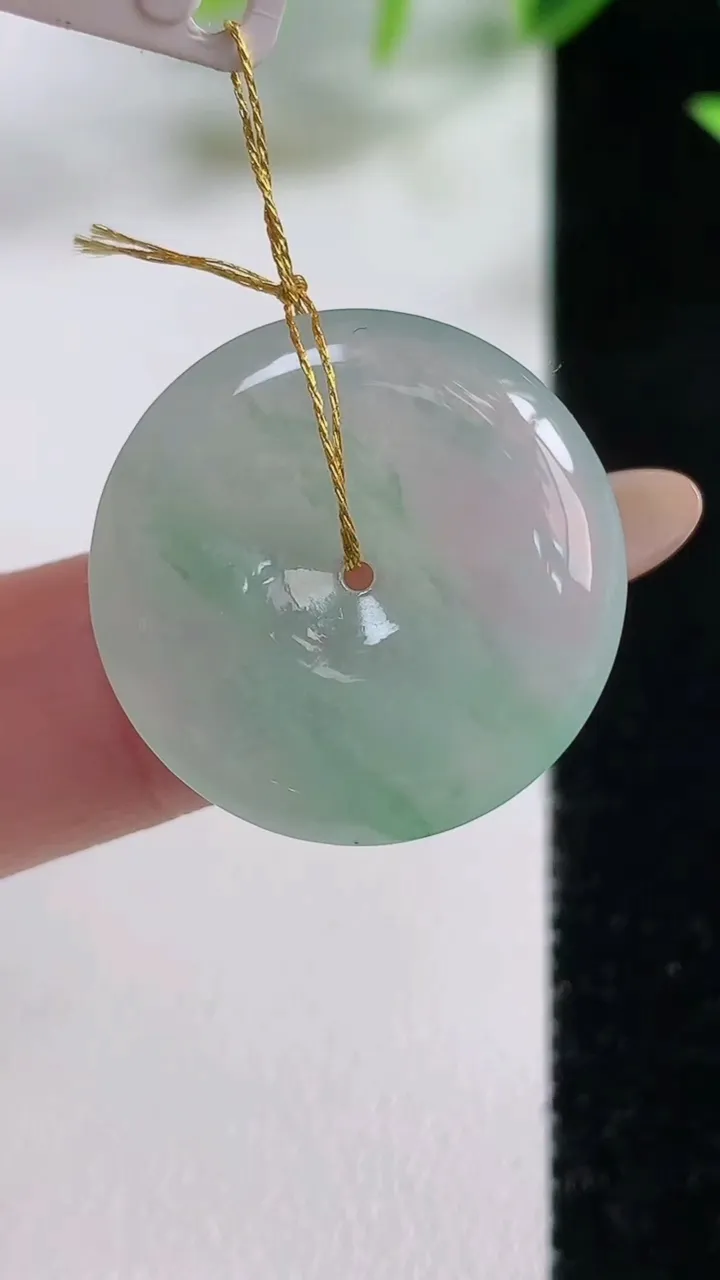 天然A货翡翠冰种飘花平安扣吊坠，尺寸23.8-4.8，重量:5.49g
11月9日