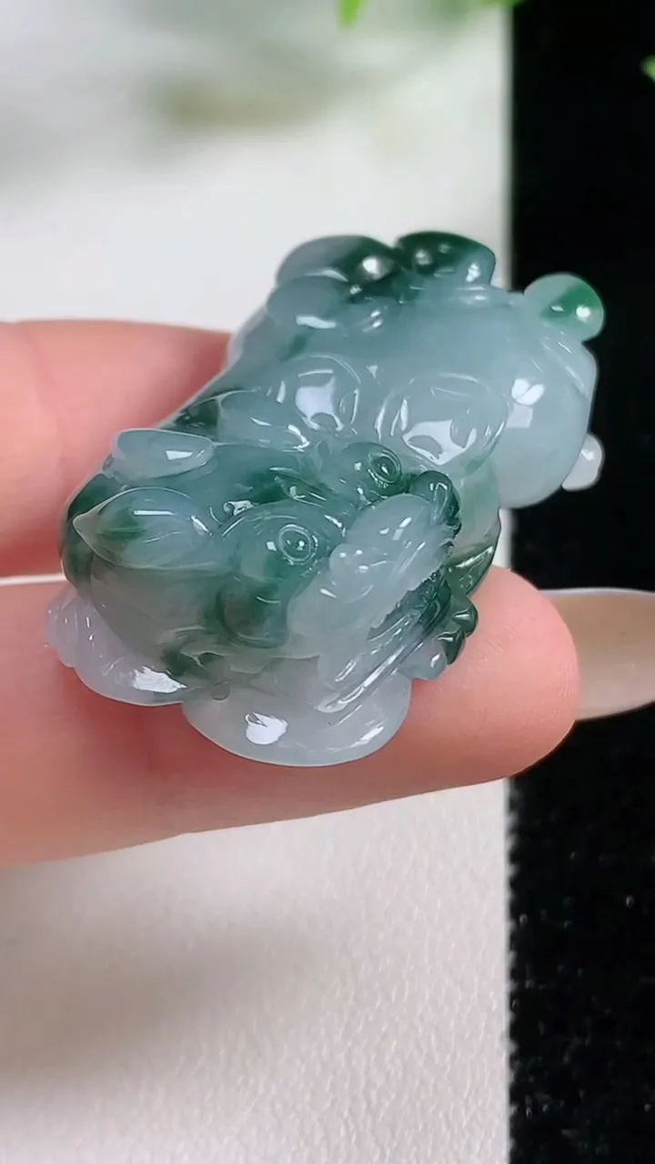 天然A货翡翠冰种飘花霸王貔貅吊坠，尺寸38-22.4-10.3，重量:22.34g
11月9日