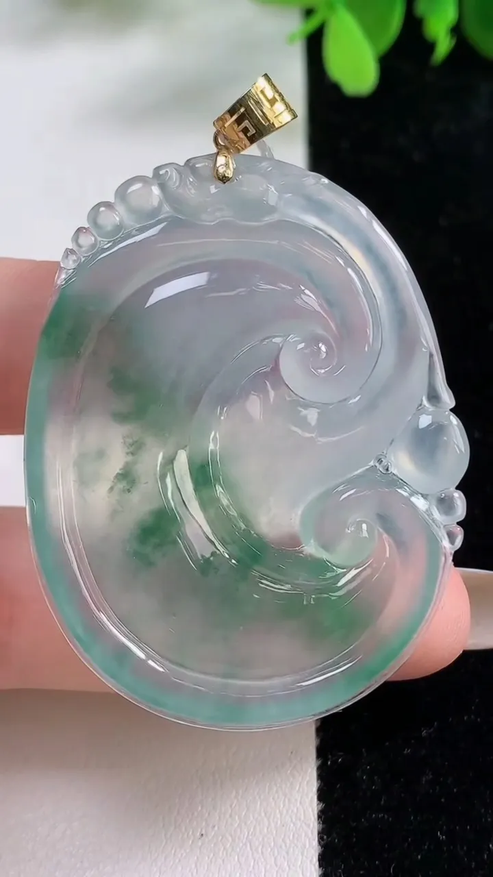 天然A货翡翠种飘花如意吊坠，尺寸48.6-37.6-4.5，重量:16.14g
11月9日