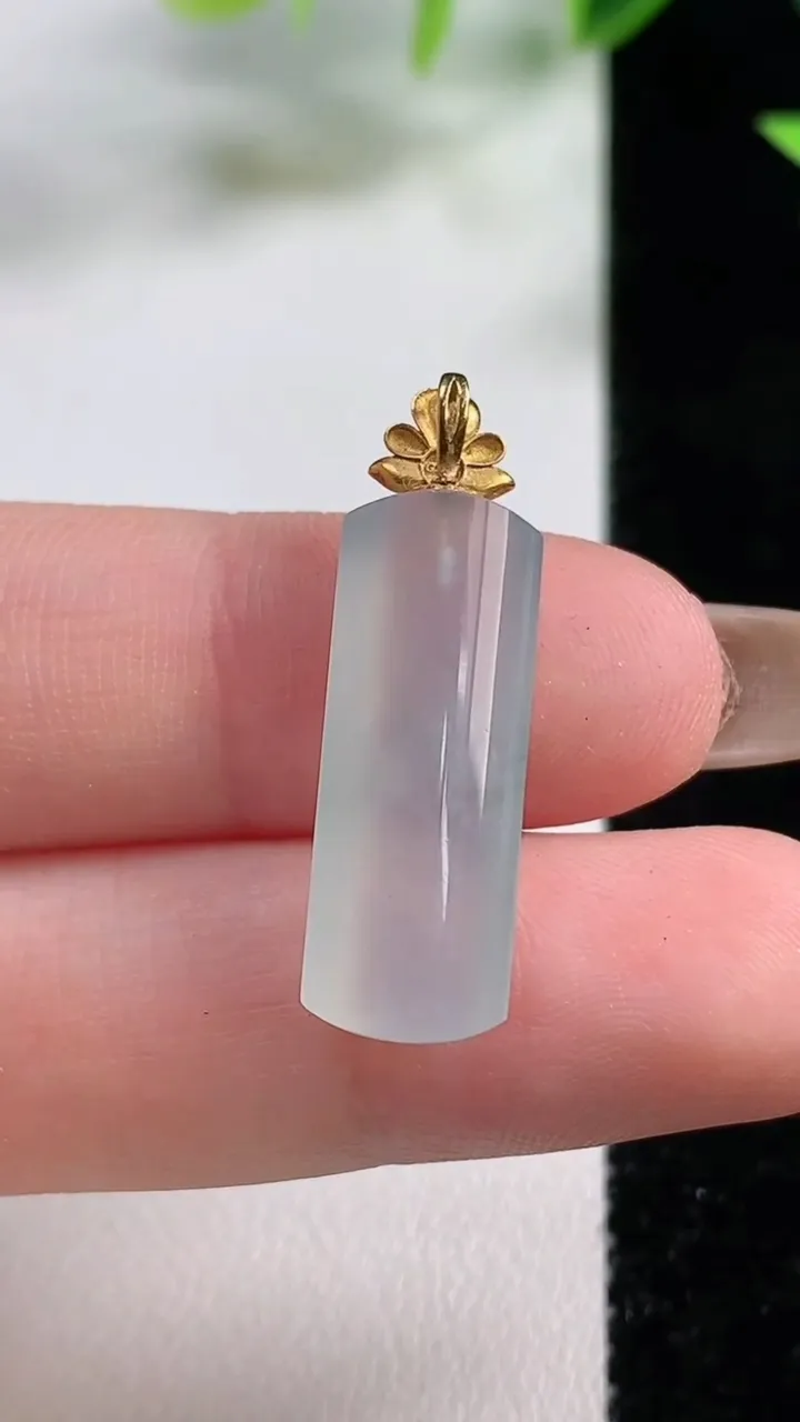 天然A货翡翠平安柱吊坠，尺寸23.3-8.5-4.8，重量:2.43g
11月9日