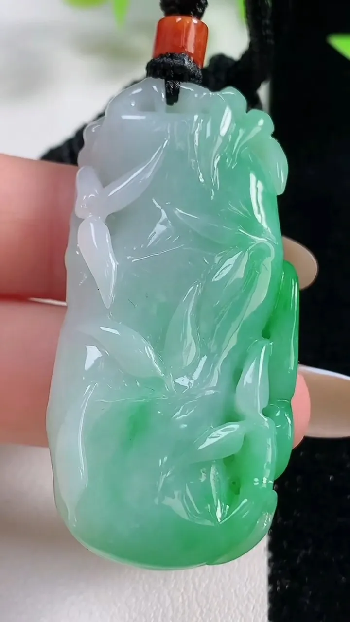 天然A货翡翠节节高升 竹节吊坠，尺寸51-23.4-9.4，重量:28.48g
11月9日