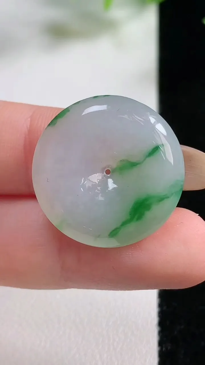 天然A货翡翠平安扣吊坠，尺寸23.4-4.8，重量:5.30g
11月9日