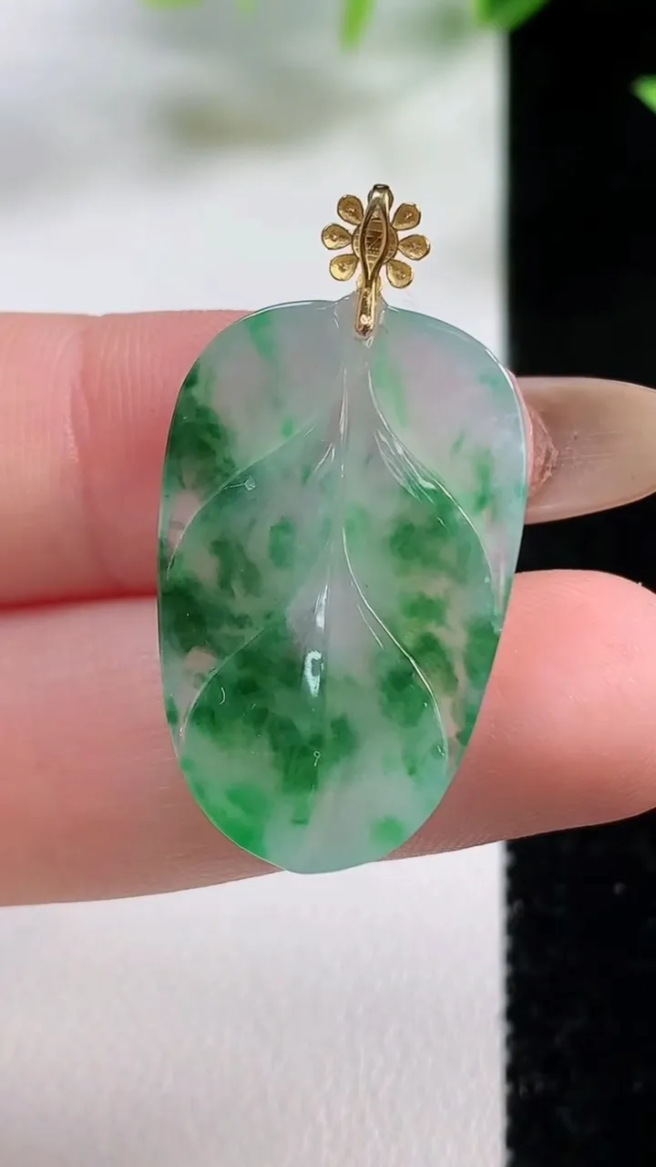 天然A货翡翠花金枝玉叶 叶子吊坠，尺寸27.4-17.5-3.4，重量:3.19g
11月9日