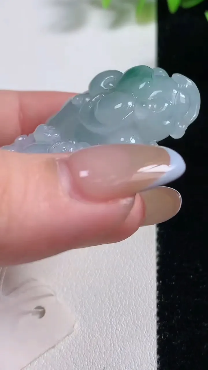 天然A货翡翠飘花霸王貔貅吊坠，尺寸46.8-27-12.3，重量:32.28g
11月9日