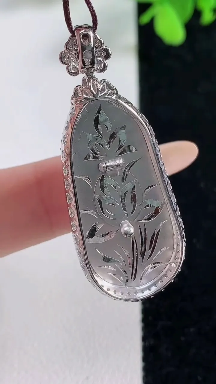 天然A货翡翠种白冰福豆吊坠，尺寸42.5-16.8-9.4裸石头30.7-14.5，重量:7.39g
11月9日