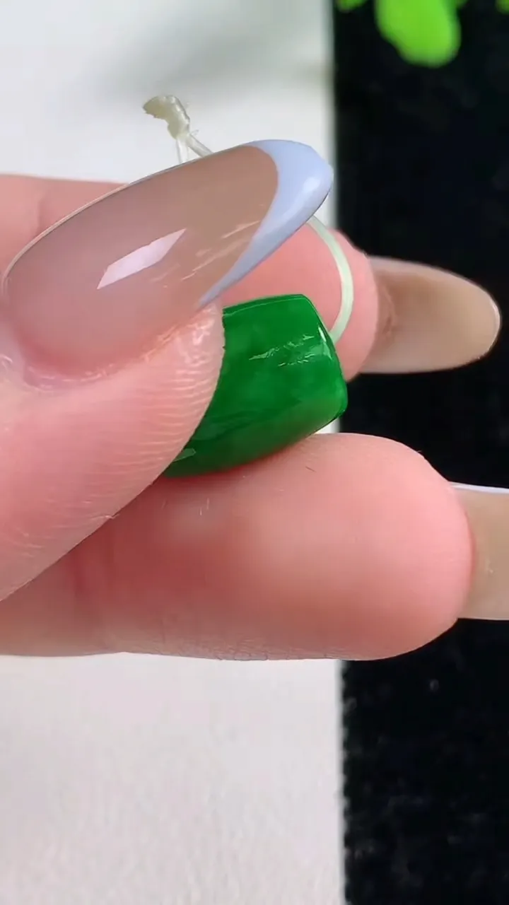 天然A货翡翠路路通吊坠，尺寸12.6-9.2，重量:2.44g
11月9日