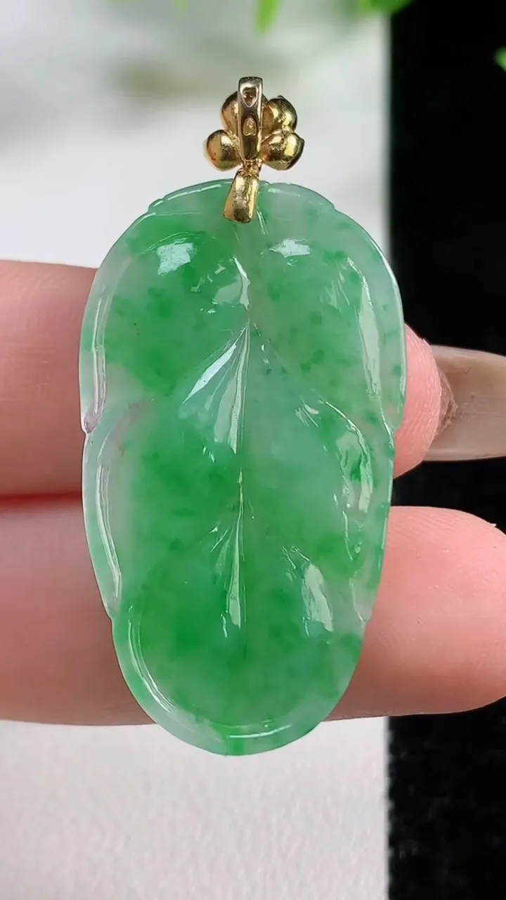 天然A货翡翠金枝玉叶 叶子吊坠，尺寸35.3-25.2-3.7，重量:4.93g
11月9日