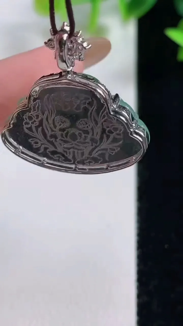 天然A货翡翠佛公吊坠，尺寸26.5-17.4-25-6.9，重量:5.26g
11月9日