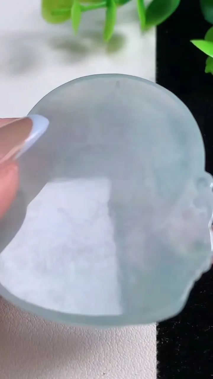 天然A货翡翠冰种飘花大日如来吊坠，尺寸54.8-42-5.5，重量:25.57g
11月9日