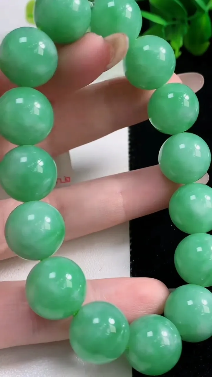 天然A货翡翠圆珠手串15颗，尺寸14，重量:72.35g11月9日
工厂直销收藏佳品,种好水足，色泽