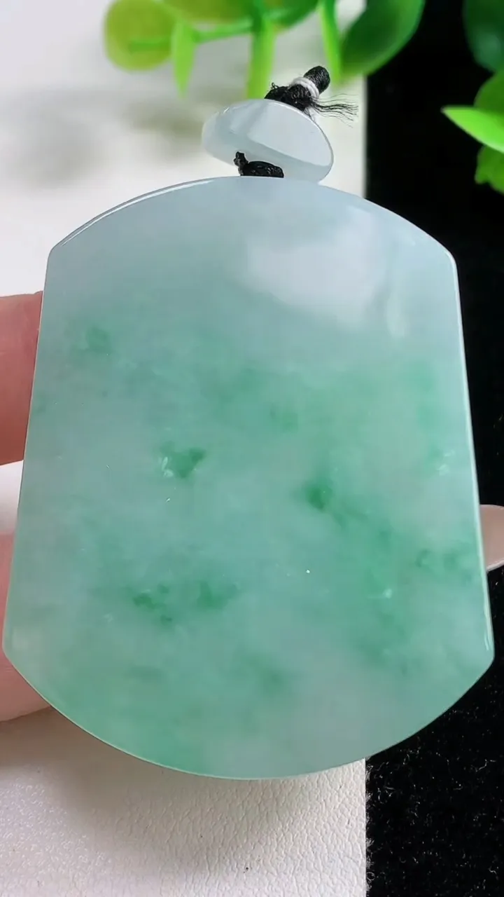 天然A货翡翠无事牌吊坠，尺寸52.7-41.2-6.2，重量:37.07g
11月9日