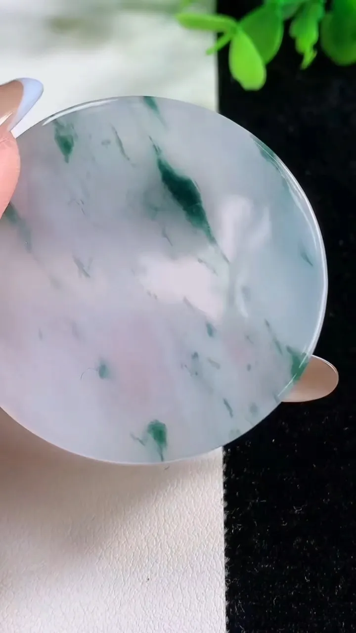 天然A货翡翠种飘花无事牌吊坠镶嵌件，尺寸50-6.6，重量:40.68g
11月9日