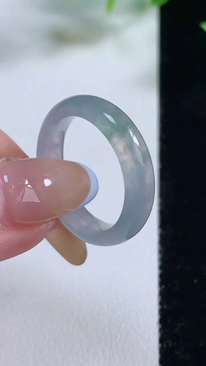 天然A货翡翠冰种飘花指环 戒指，尺寸18.7-5-3.2，重量:3.50g2025年11月9日
工厂直销收藏佳品,种好水足，色泽均匀，有种有色，上手高大气！