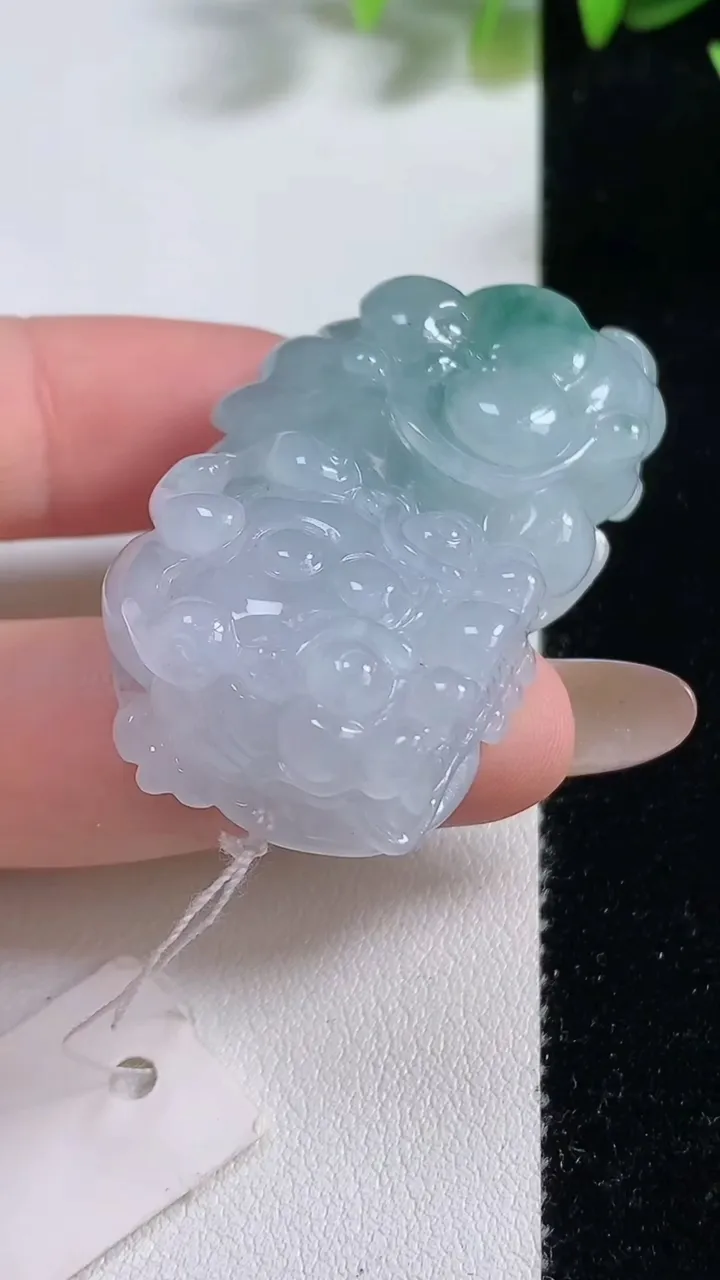 天然A货翡翠飘花霸王貔貅吊坠，尺寸46.8-27-12.3，重量:32.28g
11月9日