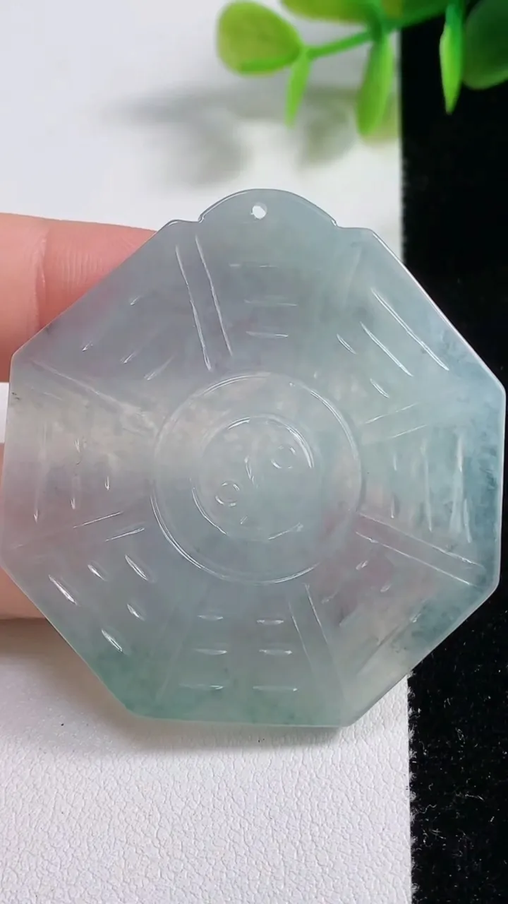 天然A货翡翠冰种飘花八卦阵吊坠，尺寸48.3-45.4-3，重量:14.11g
11月9日