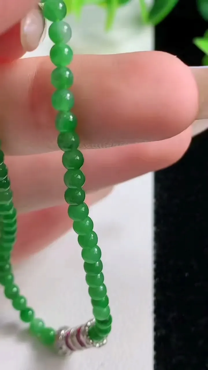 天然A货翡翠小米圆珠手串52颗，尺寸3.3，重量:4.36g11月9日
工厂直销收藏佳品,种好水足，色泽均匀，有种有色，上手高大气！