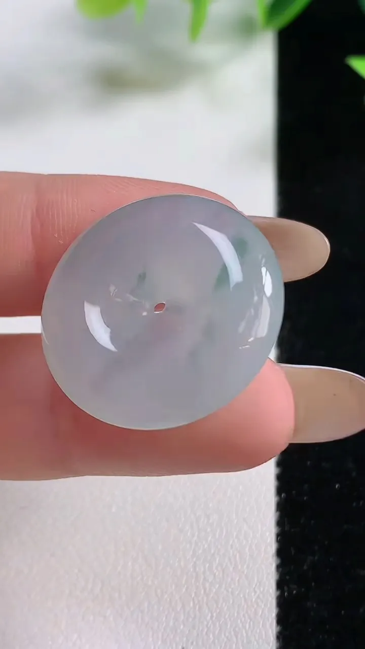 天然A货翡翠冰种飘花平安扣吊坠，尺寸24.6-6，重量:7.41g
11月9日