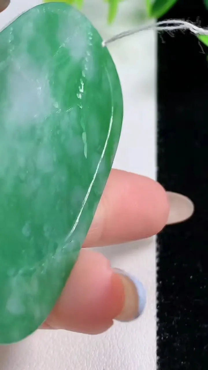 天然A货翡翠山水牌吊坠，尺寸62.5-36.3-5.8，重量:30.20g
11月9日