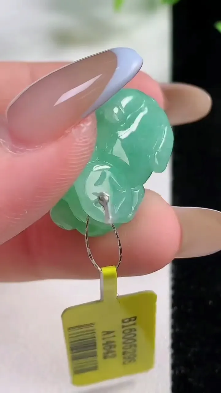 天然A货翡翠生肖猪吊坠，尺寸23-13.7-11.2，重量:7.77g
11月9日