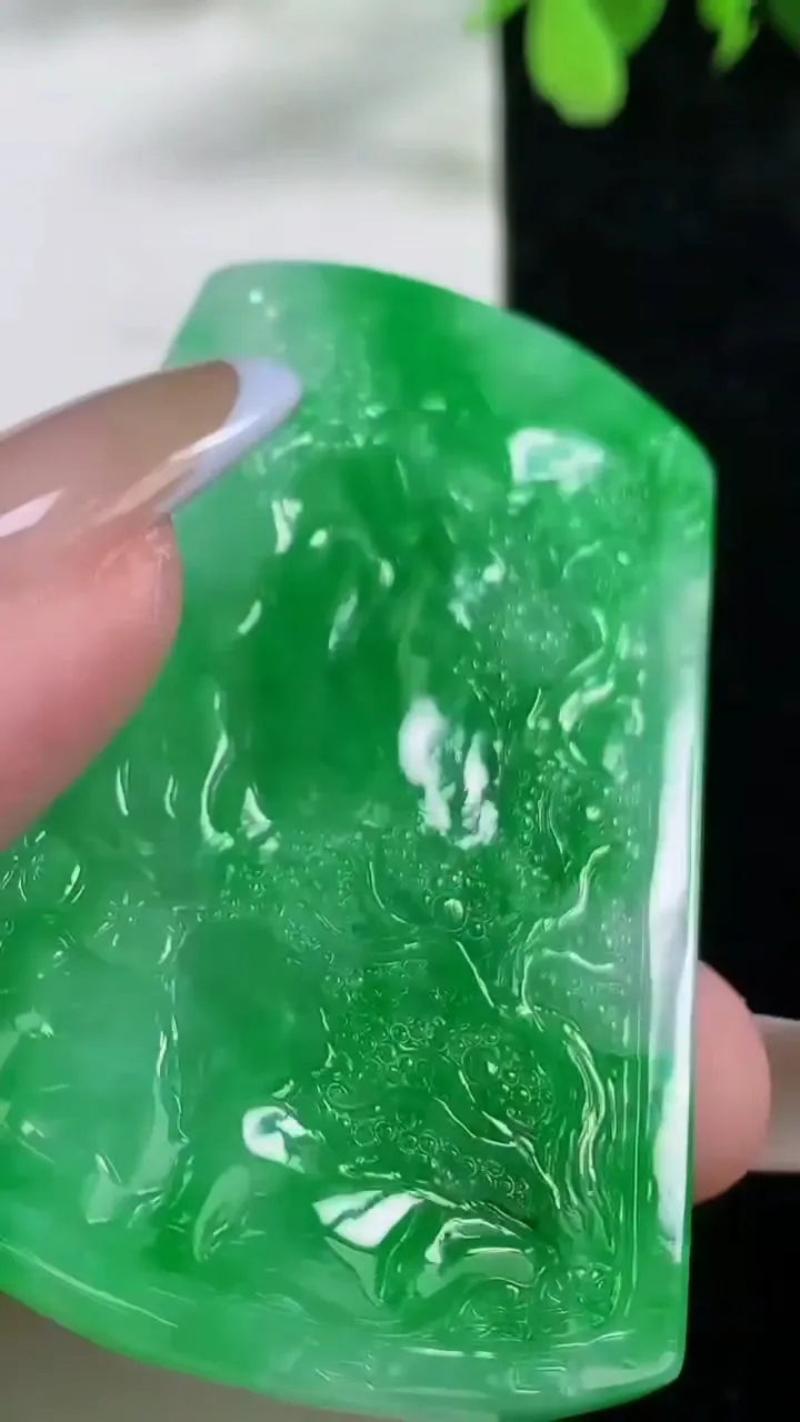 天然A货翡翠山水牌吊坠，尺寸61.4-39.1-5.8，重量:28.29g
11月9日