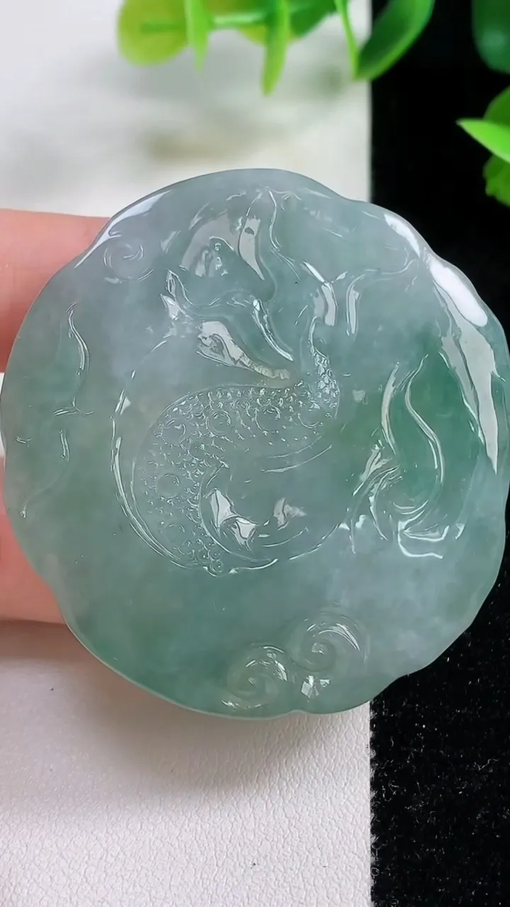 天然A货翡翠龙牌吊坠，尺寸50-47.6-10.4，重量:46.13g
11月9日